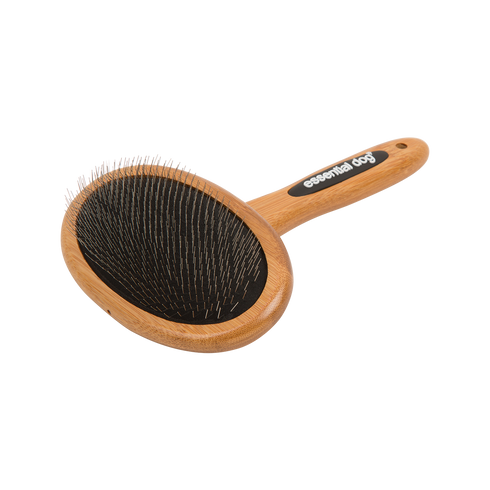 Brosse en bambou naturel avec poils en acier inoxydable pour démêler les pelages d'animaux sans irriter la peau.